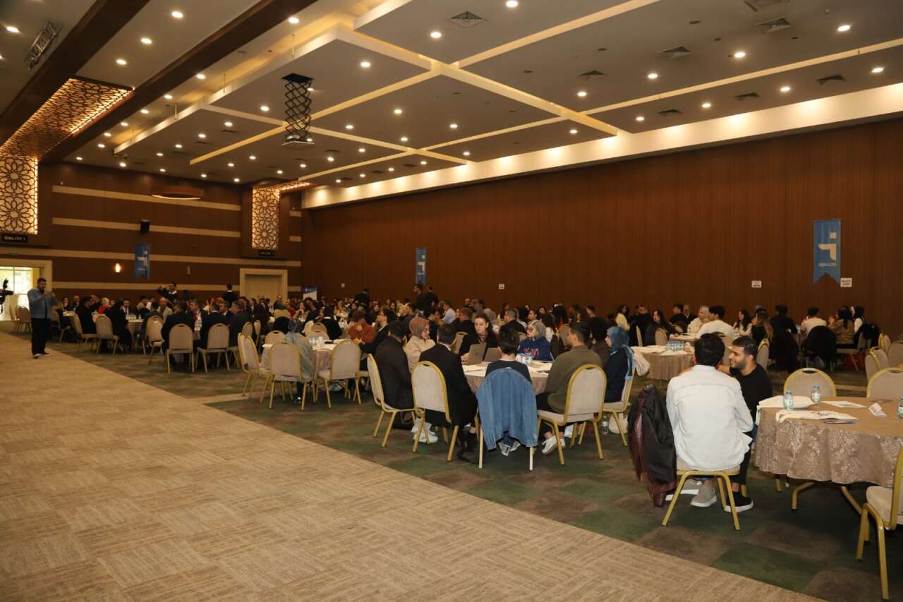 Konya’da gençlerin geleceği için 20 masa kuruldu, iş hayatından beklentileri konuşuldu 6